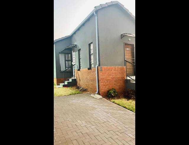 2 BEDROOM HOUSE FOR SALE IN SOUTH HILLS